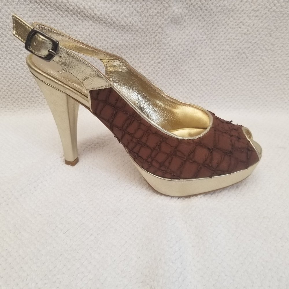Classy pumps in bronze and textured leather.